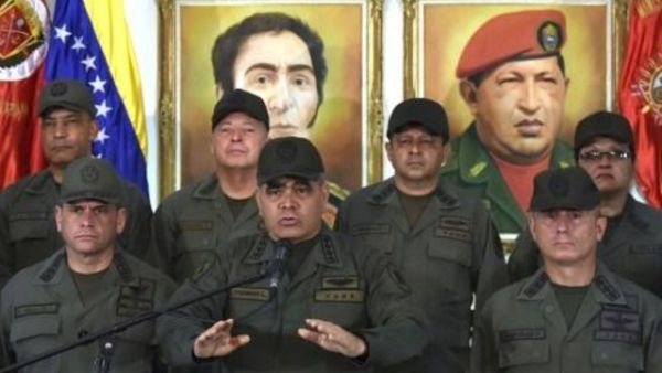 وزير الدفاع الفنزويلي فلاديمير بادرينو يحيط به قادة من الجيش في مبنى وزارة الدفاع في كراكاس

