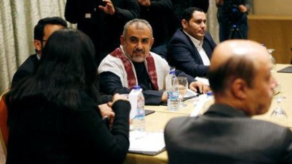 هادي هيج رئيس وفد الحكومة اليمنية (وسط الصورة) يحضر اجتماعا في عمان بالأردن لبحث تبادل الأسرى بين الحكومة اليمنية حركة الحوثيين


