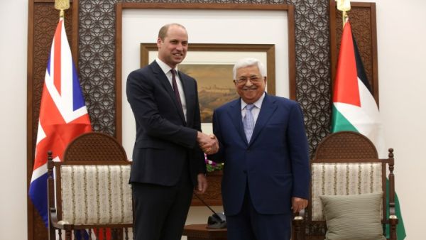 الرئيس الفلسطيني عباس خلال استقباله الأمير وليام، نجل ولي العهد البريطاني