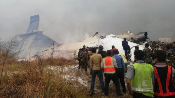 الطائرة لم تهبط على مدرج هبوط، وسقطت على معلب لكرة القدم شرق المطار