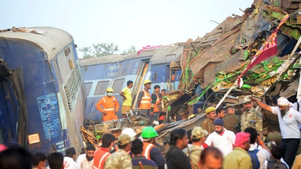 خروج قطار ركاب هندي عن القضبان صباح الاحد في ولاية اوتار براديش بشمال البلاد