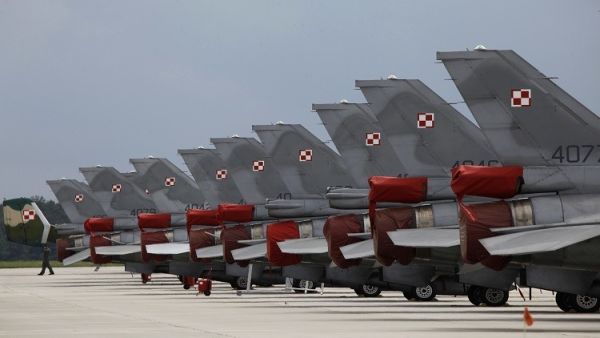 إرسال 4 طائرات من طرازF-16 ، و150 عسكريا بولنديا إلى الكويت 