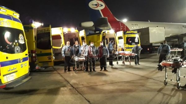 سيارات الإسعاف داخل المطار في استقبال المصابين