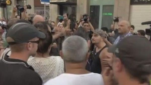 اشتباكات بين مجموعة من اليمين المتطرف، ومتظاهرين مناهضين للفاشية