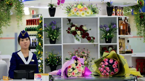 محل لبيع الزهور في مطار بيونغ يانغ
