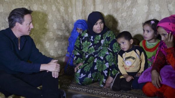 رئيس الوزراء البريطاني “ديفيد كاميرون” مع لاجئين سوريين