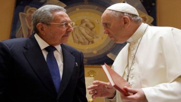 الرئيس الكوبي راوول كاسترو  والبابا فرنسيس