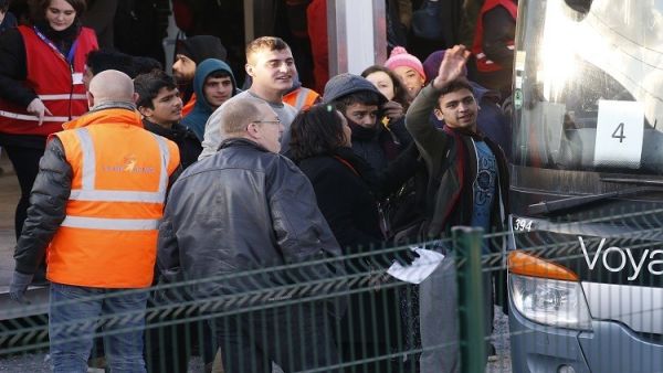 نقل نحو 1500 طفل مهاجر دون عائل من موقع مخيم "الغابة" في كاليه