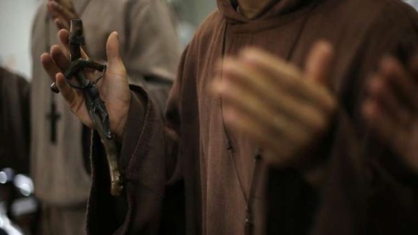 رجل تشيلي يؤكد تعرضه للاعتداء الجنسي على يد الكاهن كاراديما