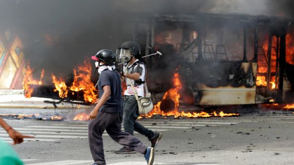 مقتل 43 شخصا وإصابة 13 ألف آخرين بجروح، منذ انطلاق موجة الاحتجاجات في فنزويلا