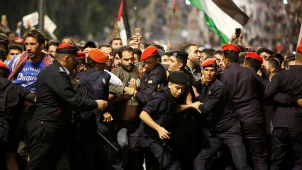 جانب من احتجاجات الشارع الاردني قرب رئاسة الوزراء في العاصمة عمان