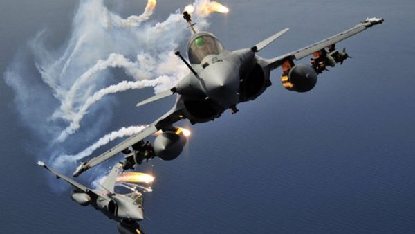 فرنسا تدرس توجيه ضربات جوية لتنظيم الدول الإسلامية في سوريا