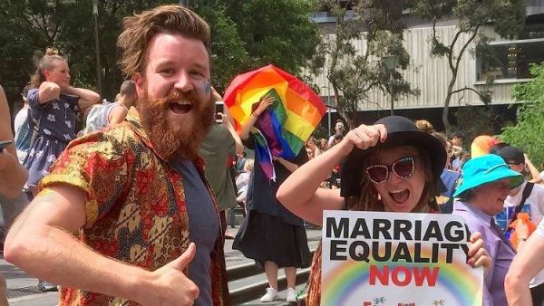 الأستراليون يصوتون بأغلبية ساحقة لصالح زواج المثليين