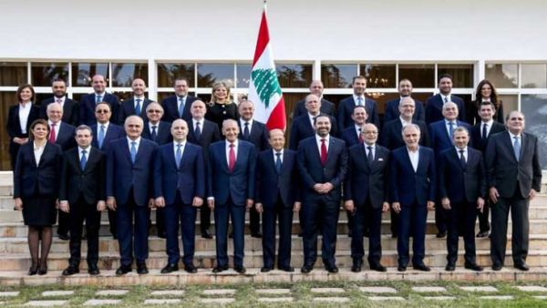 أعضاء الحكومة يلتقطون صورة تذكارية بمشاركة رئيس مجلس النواب نبيه بري