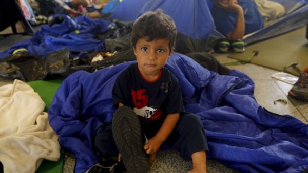 ترحيل المهاجرين غير الشرعيين باستخدام الطائرات العسكرية