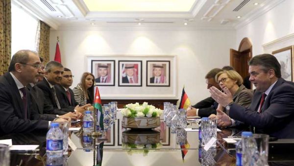 وزير الخارجية الأردني أيمن الصفدي خلال مؤتمر صحافي مشترك مع نظيره الألماني