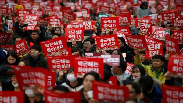 عشرات آلاف المتظاهرين يتجمعون في سيول