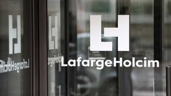 مجموعة لافارج يشتبه بأنها مولت بطريقة غير مباشرة جماعات جهادية في سوريا