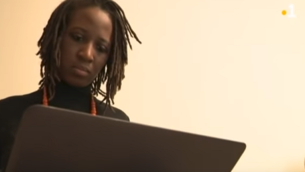 بريسيليا لودوسكي، امرأة تعمل بائعة أدوات تجميل في ضواحي باريس