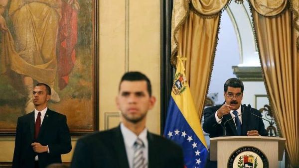 انقطاع التيار الكهرباء عن القصر الرئاسي أثناء مؤتمر صحفي للرئيس نيكولاس مادورو