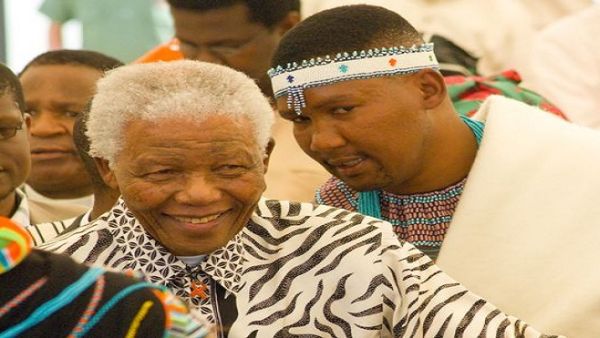 نيلسون مانديلا كان قد عيّن حفيده البالغ من العمر 42 عامًا، كزعيم لقرية “مفيزو” في العام 2007