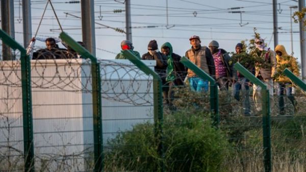 مهاجرون يقتحمون نفق بحر المانش الواصل بين فرنسا وبريطانيا