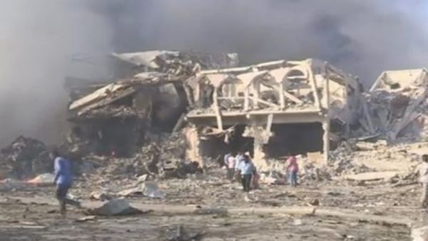 مقتل أكثر من 300 شخص وإصابة ما لا يقل عن 400 آخرين في تفجيرات مقديشو