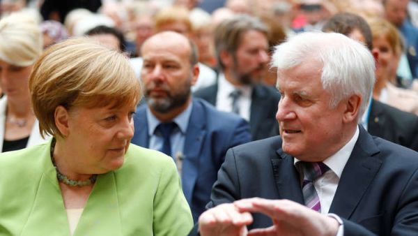 المستشارة الألمانية أنغيلا ميركل وزعيم الاتحاد الاجتماعي المسيحي، وزير الداخلية، هورست زيهوفر