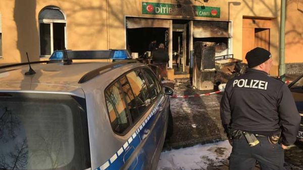 الاعتداء على المسجد نفذ من أحد النوافذ المكسورة