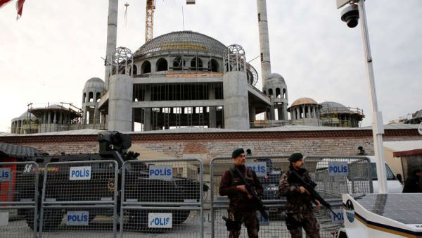 عنصران من الشرطة التركية في اسطنبول