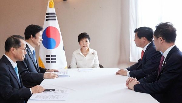  رئيسة كوريا الجنوبية بارك غيون هاي تترأس أحد الاجتماعات في بلادها