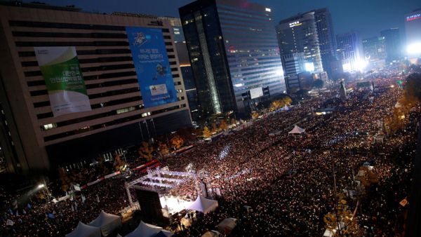 مسيرات حاشدة للمطالبة باستقالة الرئيسة باك كون هيه