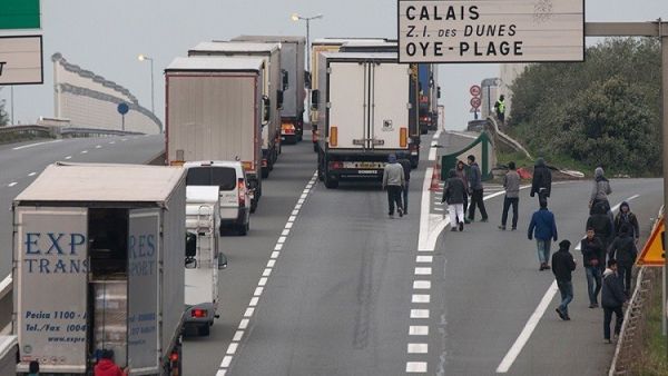 طفل أفغاني في الـ7 من عمره ينقذ حياة 15 لاجئا في "كاليه" بفرنسا