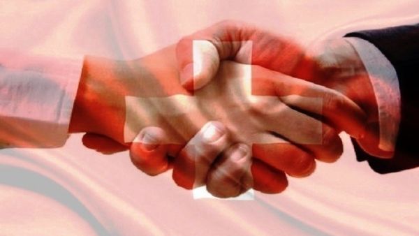 تعليق عملية تجنيس عائلة سورية مسلمة بسبب رفض ابنيها المراهقين مصافحة معلمتهما