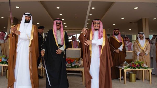 الشيخ القطري المعارض سلطان بن سحيم آل ثاني يرقص "العرضة" مع العاهل السعودي الملك سلمان