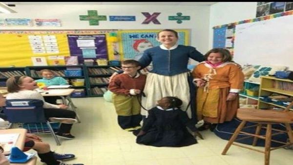 وضع رسن في عنق فتاة سوداء في أحد الدروس