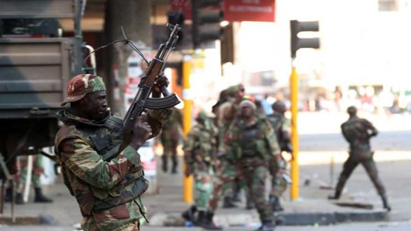 جنود زيمبابوي في شوارع العاصمة هاراري