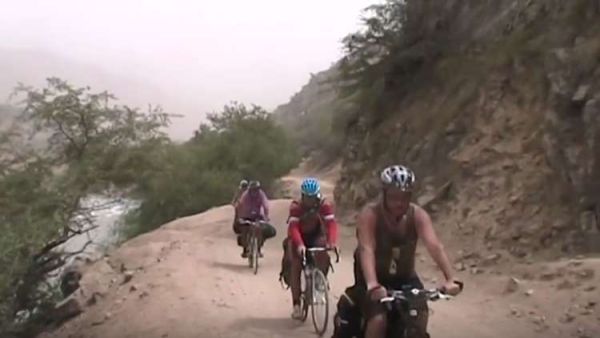 حادث اصطدام سيارة بمجموعة من السياح الأجانب كانوا يركبون دراجات هوائية في طاجكستان