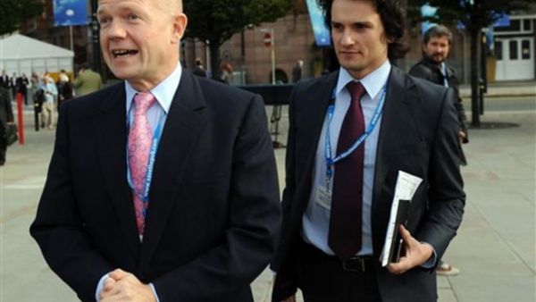 وزير الخارجية البريطاني، وليام هيغ، ومساعده المستقيل،كريستوفر مايرز/ا.ف.ب