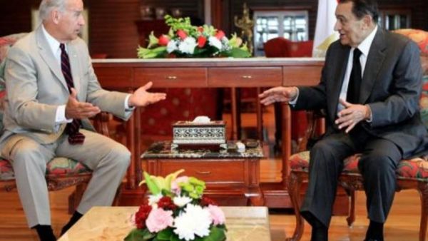 الرئيس المصري حسني مبارك مستقبلا نائب الرئيس الاميركي جو بايدن الاثنين في القاهرة
