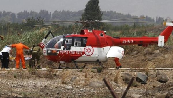 مروحية اسرائيلية تخلي جرحى اسرائيليين من مكان الاشتباك/ا.ف.ب
