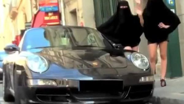 البرلمان الفرنسي وافق بصورة نهائية على مشروع قانون يحظر ارتداء النقاب والبرقع في الأماكن العامة