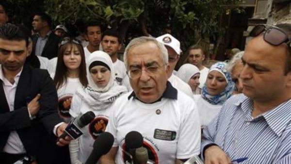 سلام فياض مرتديا "تي شيرت" حملة : انت وضميرك لمقاطعة منتوجات المستوطنات 