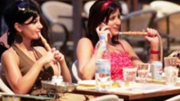 الشيشة تلاقي رواجا لدى الفتيات