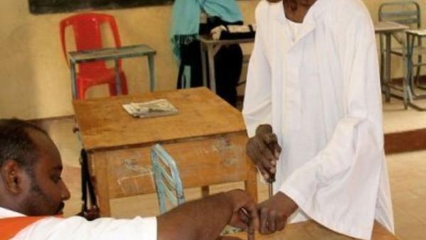 ناخب يستعد للادلاء بصوته في احد المراكز الانتخابية في السودان