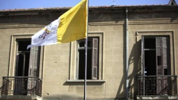 علم الفاتيكان يرفرف امام مبنى مهجور في نيقوسيا