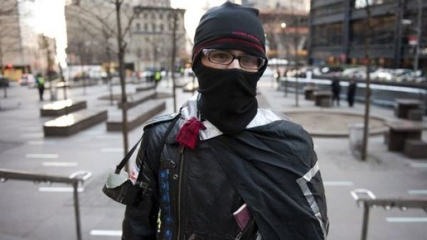 مهاجم يرتدي معطف طبيب أطلق النار على شخصين على الأقل