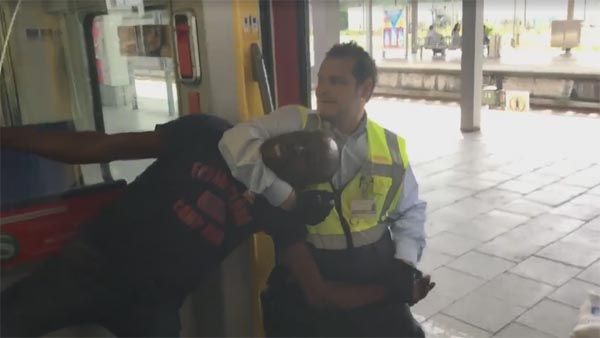   صوت راكبتين تحاولان التدخل وتدافعان عن الرجل