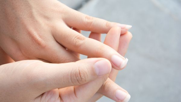 في حال كنتِ مصابة بفقر الدمّ فذلك ينعكس على الأظافر