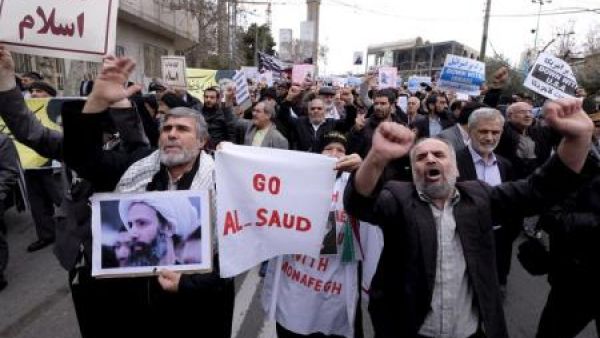 متظاهرون على اعدام رجل الدين الشيعي نمر النمر في طهران
